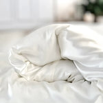 silk-duvet-cover-sale-elegant-breathable.jpg Silk Duvet Cover % Sale % Elegant, Breathable & Gentle on Skin - Silk Duvet Cover (Ivory White) - PSBoutique.ch - <p><strong>Silk Duvet Cover...