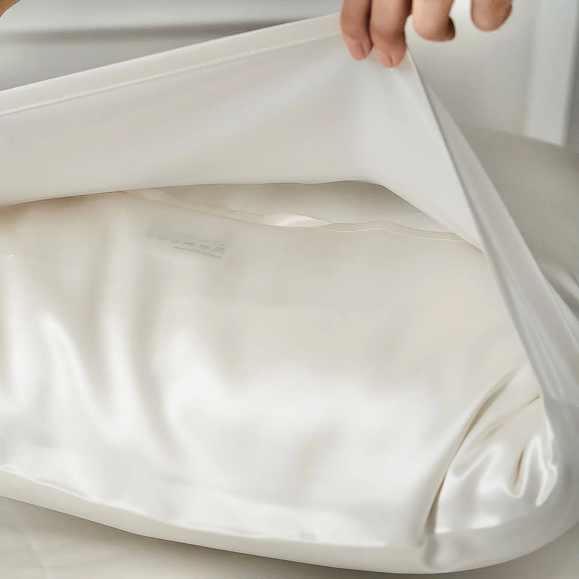 federa-cuscino-in-seta-bianco-avorio-psbout.jpg Federa in Seta di Gelso – Liscia, Idratante & Naturalmente Raffinata - Federa cuscino in seta (Bianco Avorio) - PSBoutique.ch - <p><strong>Fe...