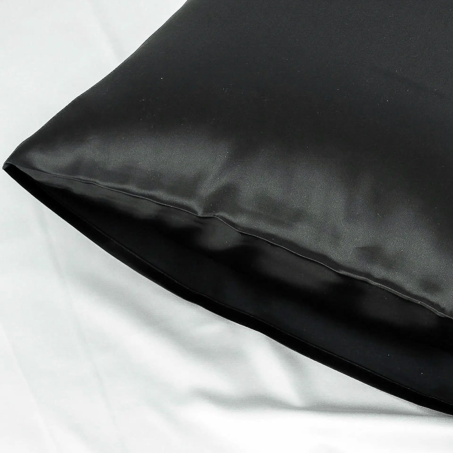 federa-cuscino-in-seta-nero-psboutique-ch.jpg Copricuscino in Seta – Raffinato, Traspirante & Delicato sulla Pelle - Federa cuscino in seta (Nero) - PSBoutique.ch - <p><strong>Copricuscin...