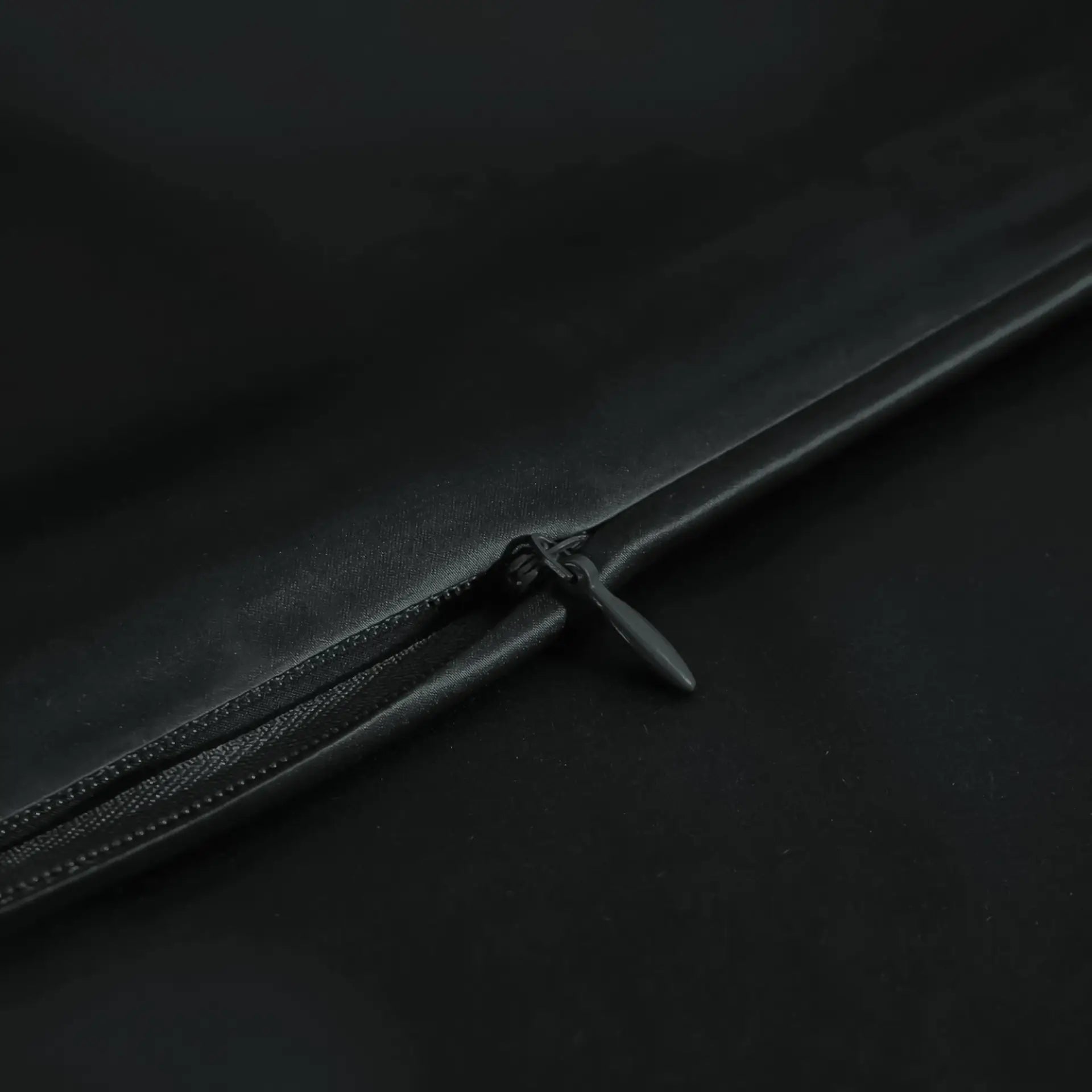 housse-de-couette-noir-pure-soie-boutique-sui.jpg Housse de Couette Noir | Pure Soie Boutique Suisse | Élégante&Soyeuse - Housse de couette en soie (Noir) - PSBoutique.ch - <p><meta charset=&quo...