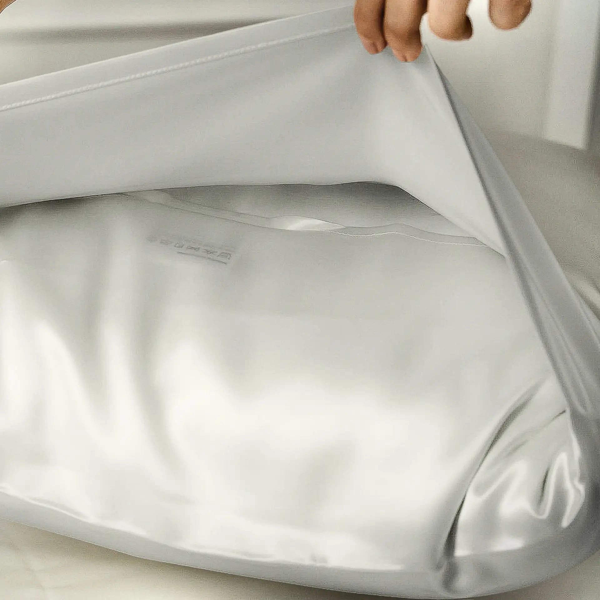 taie-oreiller-en-soie-lisse-confortable-amp.jpg Taie Oreiller en Soie – Lisse, Confortable & Douce pour la Peau - Taie d'oreiller en soie (Argent) - PSBoutique.ch - <p><strong>Taie Orei...