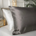 taie-d-oreiller-en-soie-douceur-naturelle-am.jpg Taie d’oreiller en soie - Douceur Naturelle & Confort Ultime - Taie d'oreiller en soie (Gris foncé) - PSBoutique.ch - <p><strong>Taie d’o...