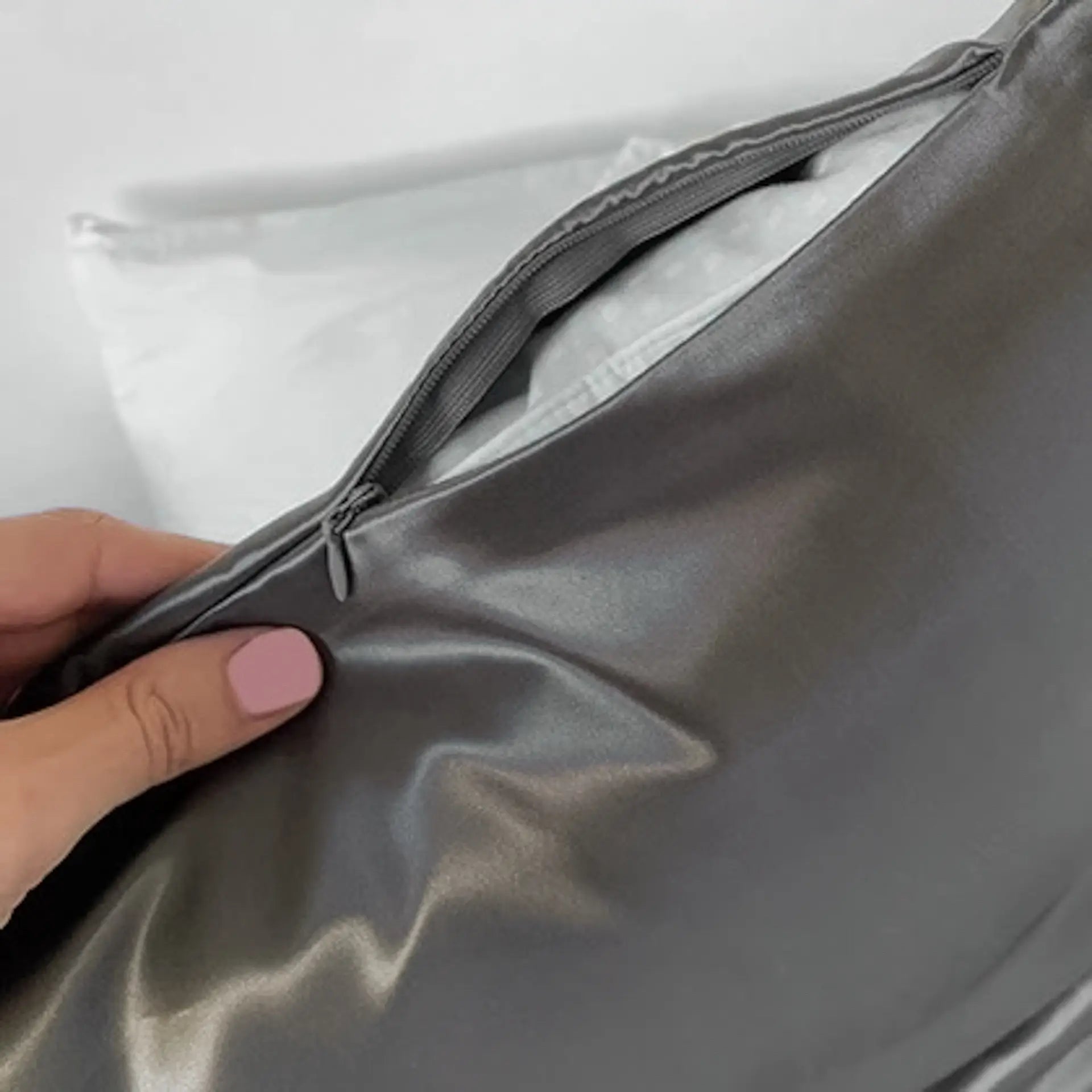 taie-d-oreiller-en-soie-douceur-naturelle-am.jpg Taie d’oreiller en soie - Douceur Naturelle & Confort Ultime - Taie d'oreiller en soie (Gris foncé) - PSBoutique.ch - <p><strong>Taie d’o...
