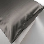 taie-d-oreiller-en-soie-douceur-naturelle-am.jpg Taie d’oreiller en soie - Douceur Naturelle & Confort Ultime - Taie d'oreiller en soie (Gris foncé) - PSBoutique.ch - <p><strong>Taie d’o...