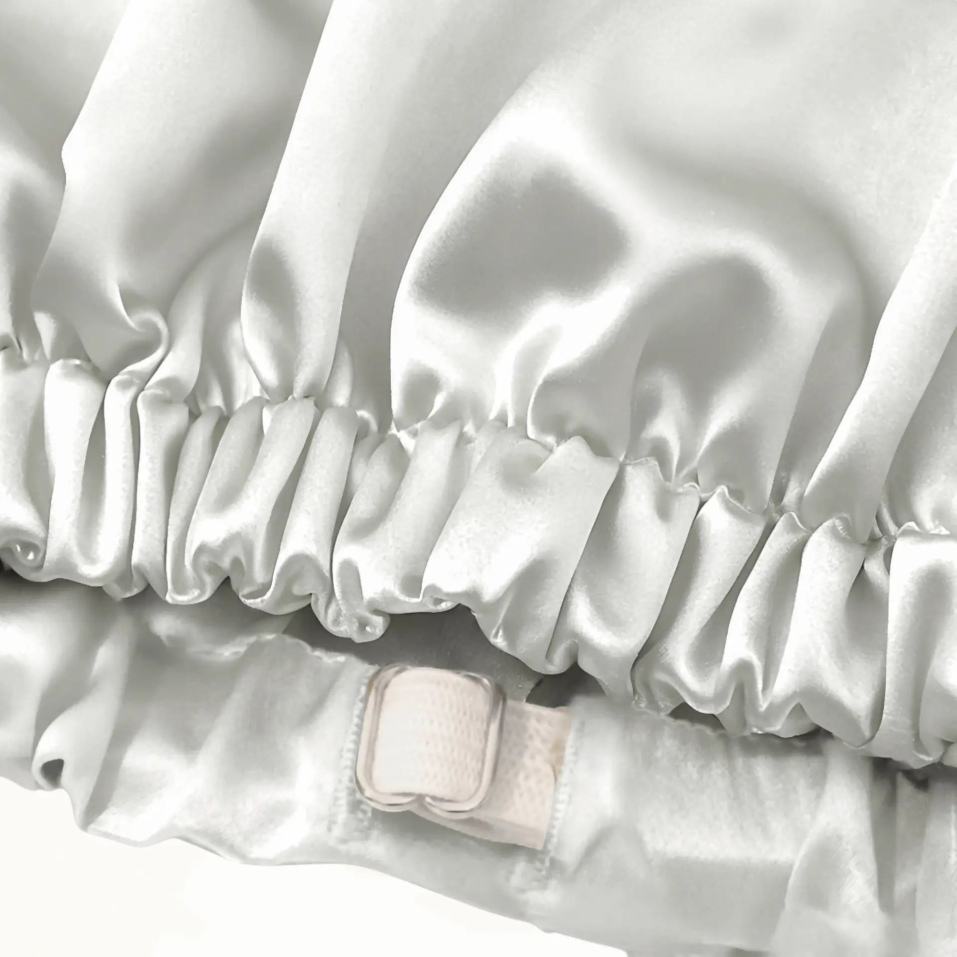 sleep-bonnet-for-curly-hair-sale-gentle-sil.jpg Sleep Bonnet for Curly Hair % Sale % Gentle Silk Care for Your Curls - Large Silk Bonnet (Silver) - PSBoutique.ch - <p><strong>Sleep Bonnet for C...