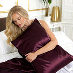 housse-d-oreiller-en-soie-hypoallergenique-a.jpg Housse d’oreiller en soie – Hypoallergénique & Douce pour la Peau - Taie d'oreiller en soie (Bordeaux) - PSBoutique.ch - <p><strong>Houss...