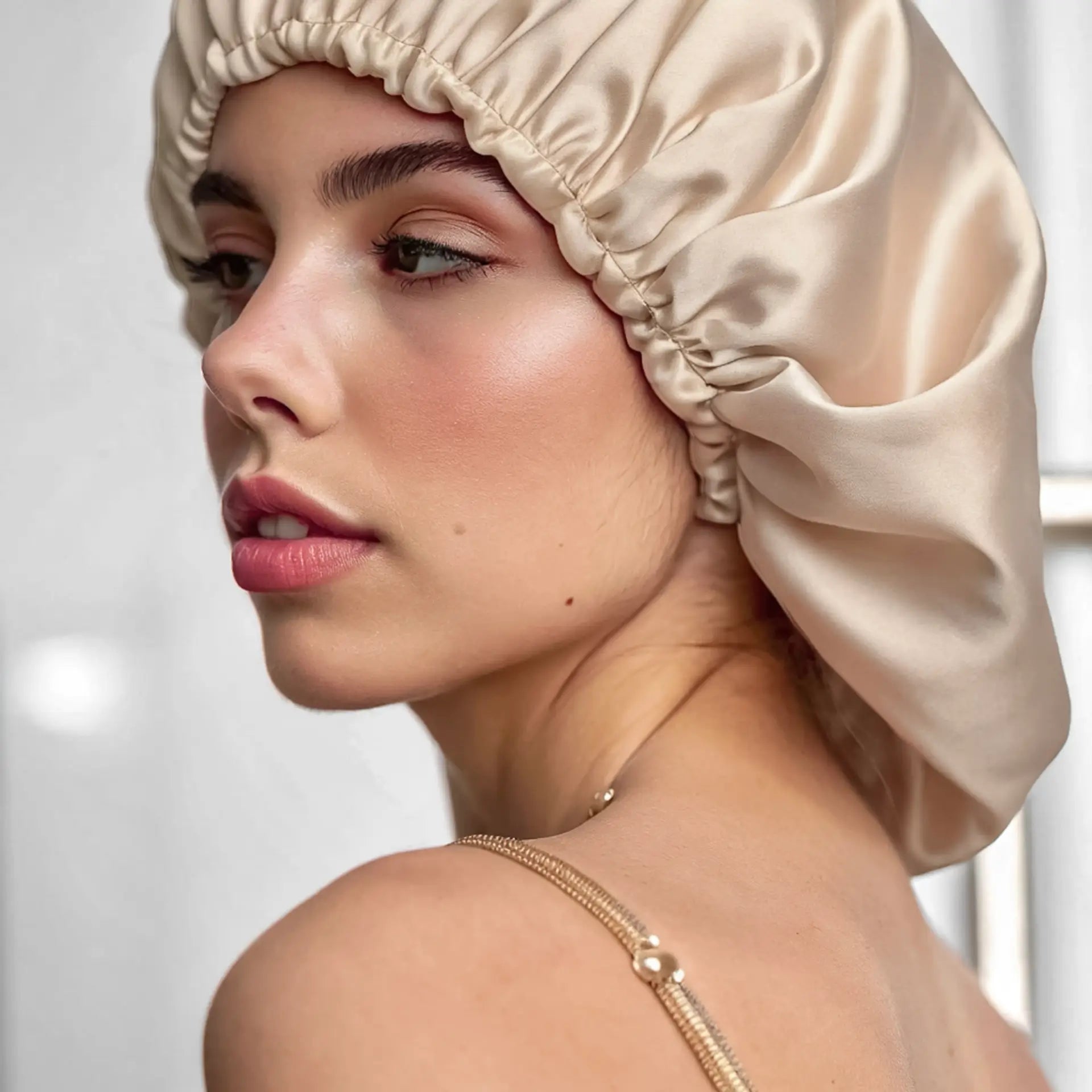 cuffia-in-seta-grande-beige-psboutique-ch.jpg Cuffia in seta per capelli ricci %Saldi% Pura Seta Boutique Svizzera - Cuffia in seta Grande (Beige) - PSBoutique.ch - <p>Dite addio al crespo e alla s...