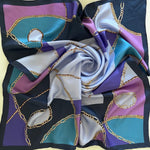foulard-en-soie-elegant-amp-polyvalent-ve.jpg Foulard en soie – Élégant & Polyvalent | Vente finale -50 % - Foulard en soie avec motif chaînes - PSBoutique.ch - <p><strong>Foulard en soie...