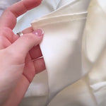 taie-d-oreiller-en-soie-de-murier-lisse-hydr.jpg Taie d’oreiller en soie de mûrier – Lisse, Hydratante & Luxueuse - Taie d'oreiller en soie (Blanc ivoire) - PSBoutique.ch - <p><strong>Ta...