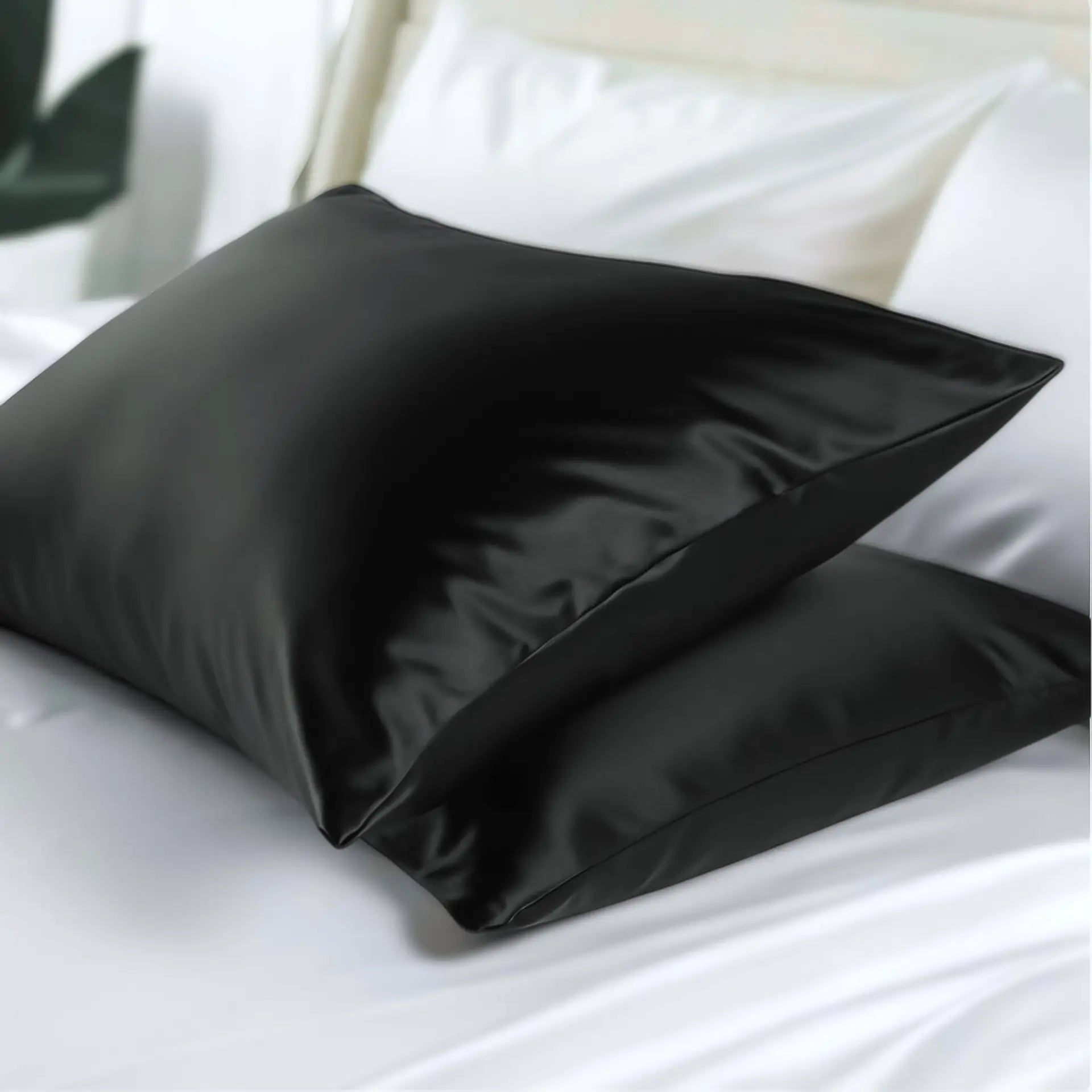 federa-cuscino-in-seta-nero-psboutique-ch.jpg Copricuscino in Seta – Raffinato, Traspirante & Delicato sulla Pelle - Federa cuscino in seta (Nero) - PSBoutique.ch - <p><strong>Copricuscin...