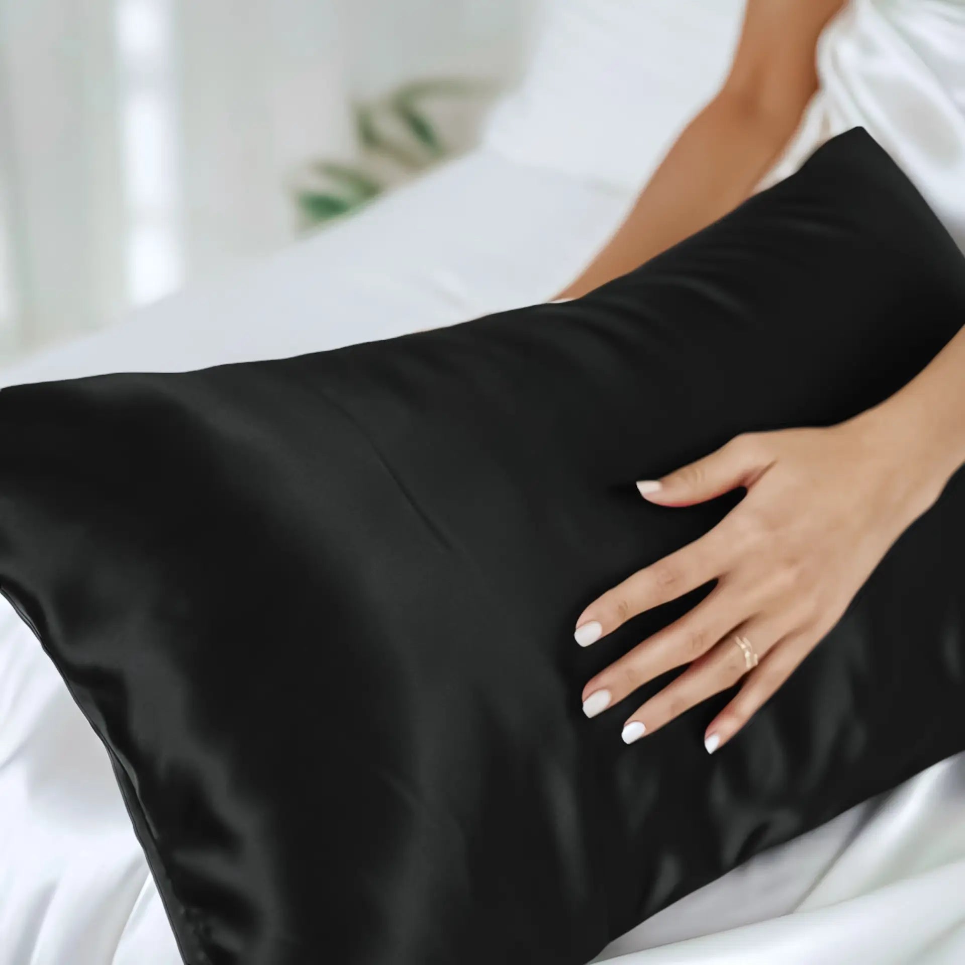 federa-cuscino-in-seta-nero-psboutique-ch.jpg Copricuscino in Seta – Raffinato, Traspirante & Delicato sulla Pelle - Federa cuscino in seta (Nero) - PSBoutique.ch - <p><strong>Copricuscin...