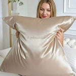 taie-d-39-oreiller-en-soie-soldes-chez-pur.jpg Taie d'oreiller en soie % Soldes % chez Pure Soie Boutique Suisse - Taie d'oreiller en soie (Beige) - PSBoutique.ch - <p>Offrez-vous un sommeil...