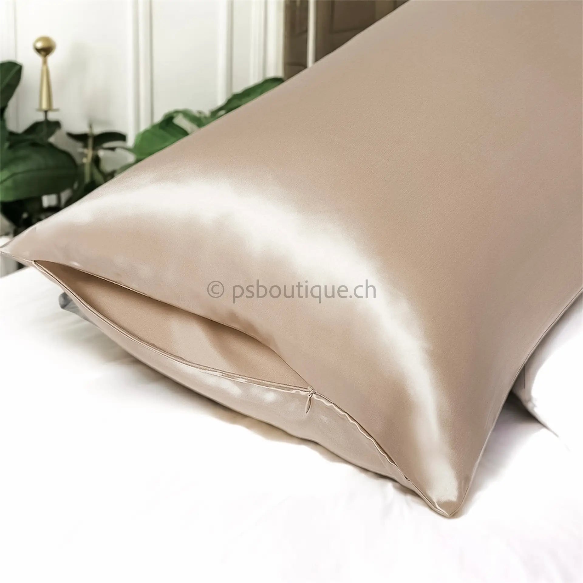 taie-d-39-oreiller-en-soie-soldes-chez-pur.jpg Taie d'oreiller en soie % Soldes % chez Pure Soie Boutique Suisse - Taie d'oreiller en soie (Beige) - PSBoutique.ch - <p>Offrez-vous un sommeil...