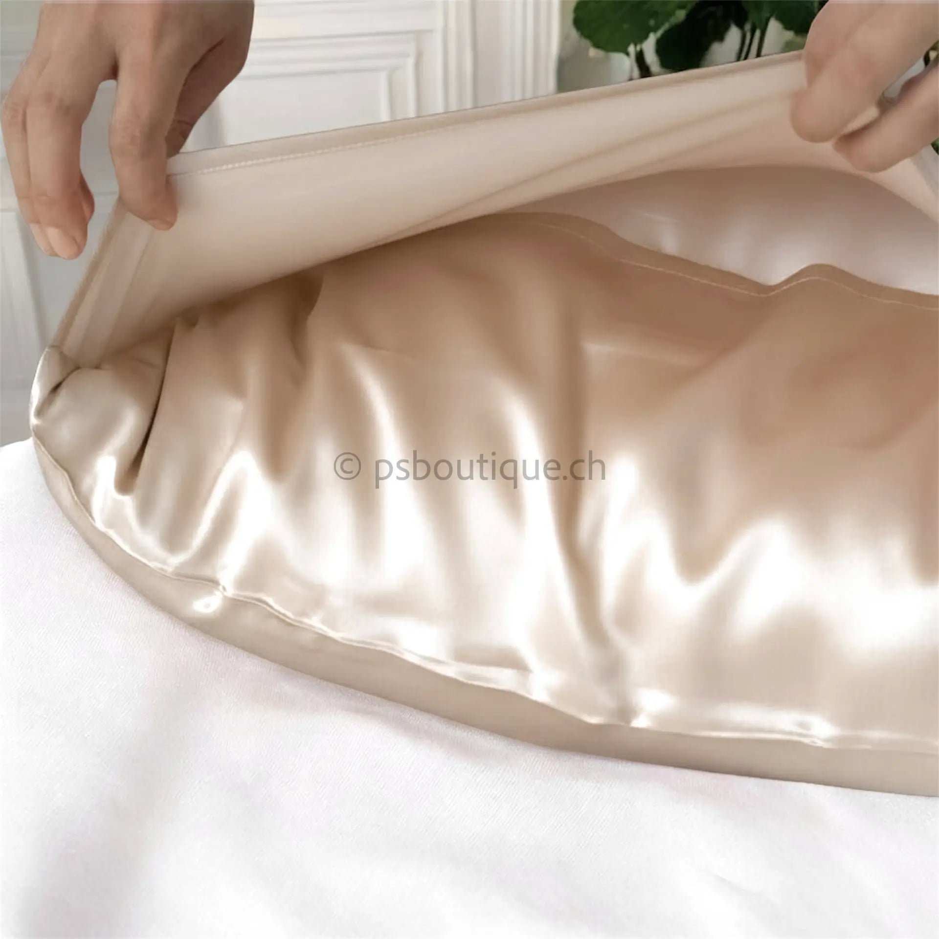 taie-d-39-oreiller-en-soie-soldes-chez-pur.jpg Taie d'oreiller en soie % Soldes % chez Pure Soie Boutique Suisse - Taie d'oreiller en soie (Beige) - PSBoutique.ch - <p>Offrez-vous un sommeil...