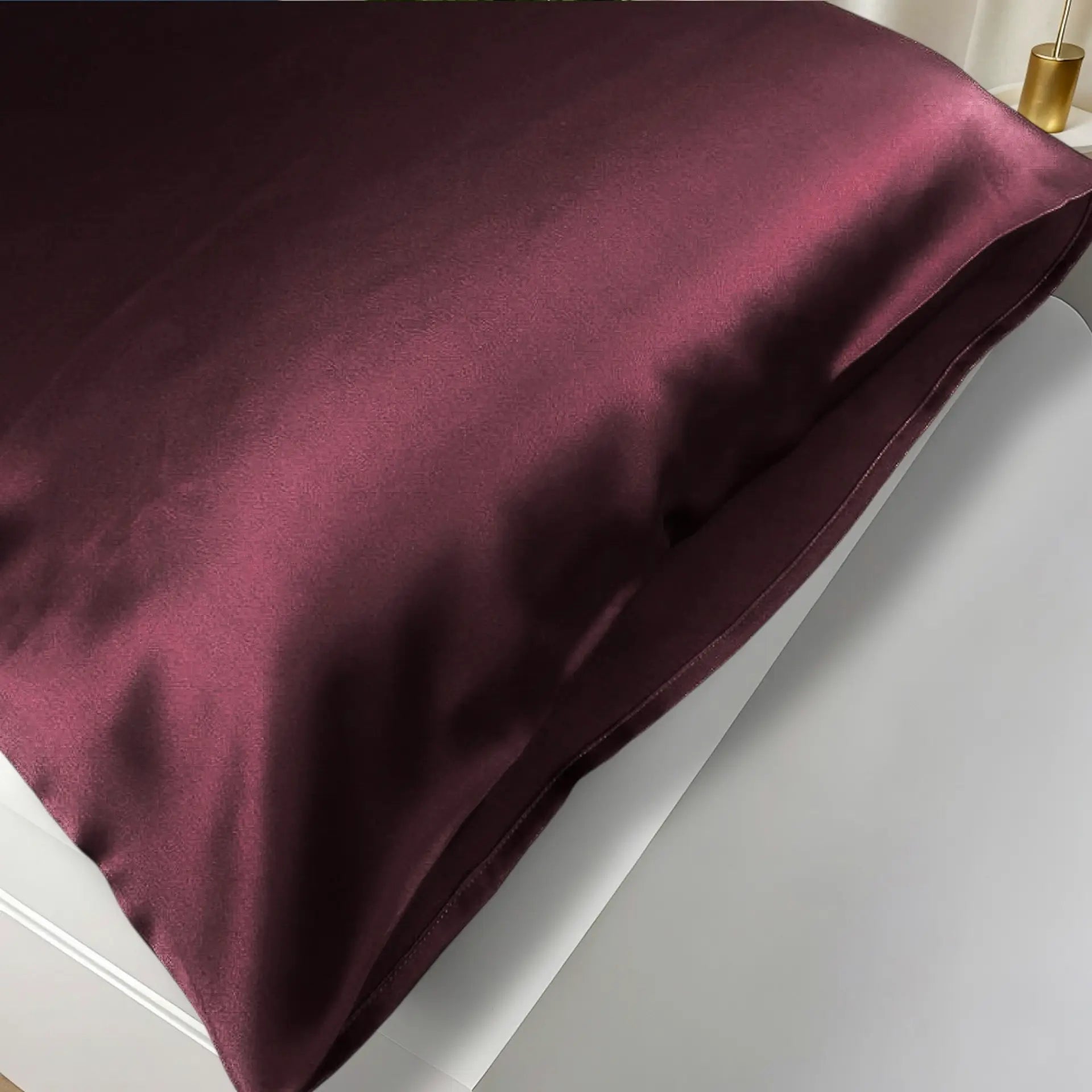housse-d-oreiller-en-soie-hypoallergenique-a.jpg Housse d’oreiller en soie – Hypoallergénique & Douce pour la Peau - Taie d'oreiller en soie (Bordeaux) - PSBoutique.ch - <p><strong>Houss...