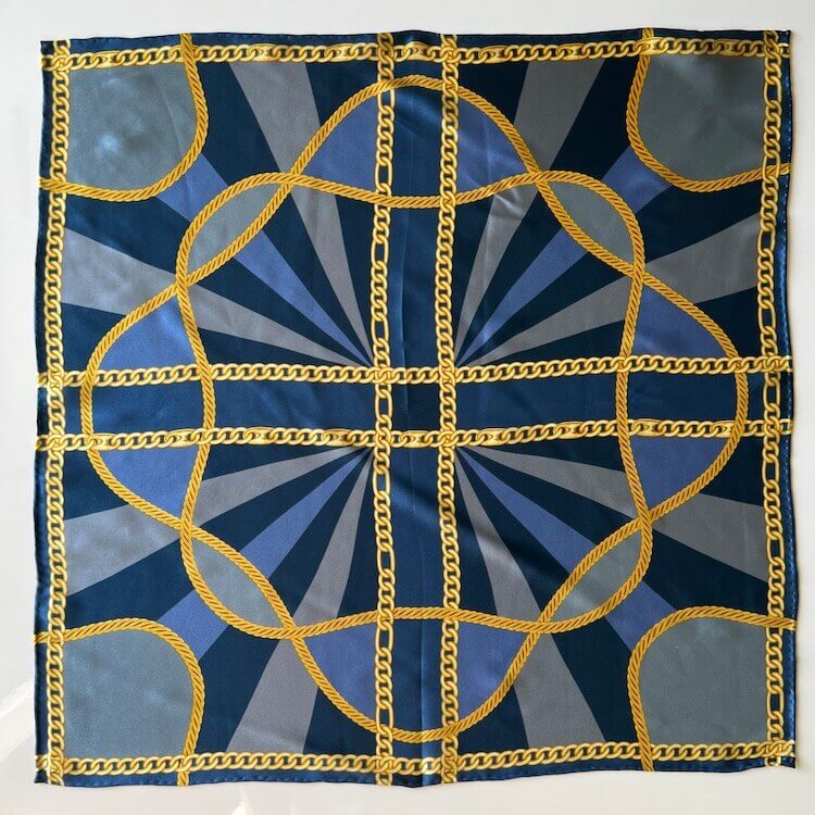petit-foulard-en-soie-bleu-clair-et-dore-dern.jpg Petit foulard en soie bleu clair et doré | Dernières pièces -50 % - Petit foulard en soie bleu clair et doré avec motif chaînes - PSBoutique.ch - <p>&l...