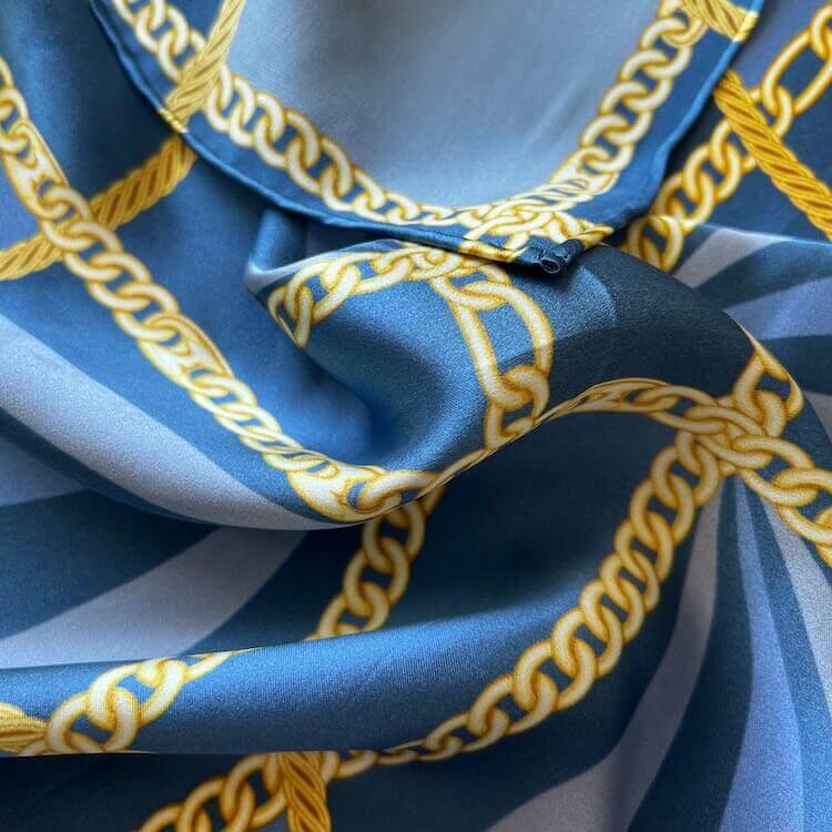 petit-foulard-en-soie-bleu-clair-et-dore-dern.jpg Petit foulard en soie bleu clair et doré | Dernières pièces -50 % - Petit foulard en soie bleu clair et doré avec motif chaînes - PSBoutique.ch - <p>&l...
