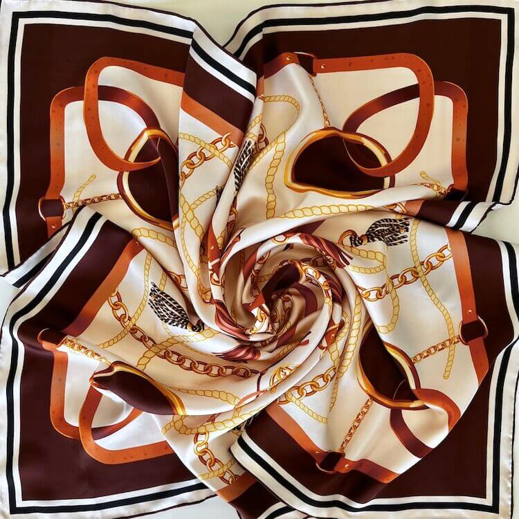 silk-scarf-hermes-style-pattern-final-sale.jpg Silk Scarf | Hermès Style Pattern | Final Sale -50% | Luxe & Timeless - Silk Scarf with Hermes style pattern - PSBoutique.ch - <p data-start="167...