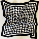 carre-de-soie-boutique-suisse-de-soie-derni.jpg Carré de soie - Boutique suisse de soie | Dernières pièces -50 % - Carré de soie noir et blanc à motif pied-de-poule - PSBoutique.ch - <p><strong>...