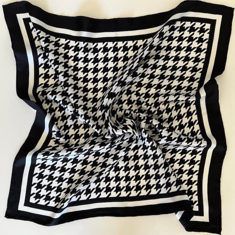 carre-de-soie-boutique-suisse-de-soie-derni.jpg Carré de soie - Boutique suisse de soie | Dernières pièces -50 % - Carré de soie noir et blanc à motif pied-de-poule - PSBoutique.ch - <p><strong>...
