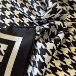 carre-de-soie-boutique-suisse-de-soie-derni.jpg Carré de soie - Boutique suisse de soie | Dernières pièces -50 % - Carré de soie noir et blanc à motif pied-de-poule - PSBoutique.ch - <p><strong>...