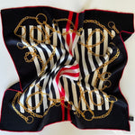 carre-de-soie-a-rayures-et-motifs-chaines-der.jpg Carré de soie à rayures et motifs chaînes | Dernières pièces -50 % - Carré de soie à rayures et motifs chaînes - PSBoutique.ch - <p><strong>Carré...