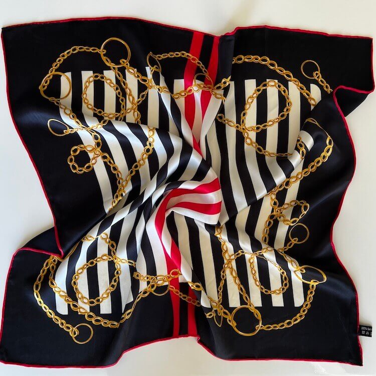 carre-de-soie-a-rayures-et-motifs-chaines-der.jpg Carré de soie à rayures et motifs chaînes | Dernières pièces -50 % - Carré de soie à rayures et motifs chaînes - PSBoutique.ch - <p><strong>Carré...