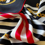 carre-de-soie-a-rayures-et-motifs-chaines-der.jpg Carré de soie à rayures et motifs chaînes | Dernières pièces -50 % - Carré de soie à rayures et motifs chaînes - PSBoutique.ch - <p><strong>Carré...
