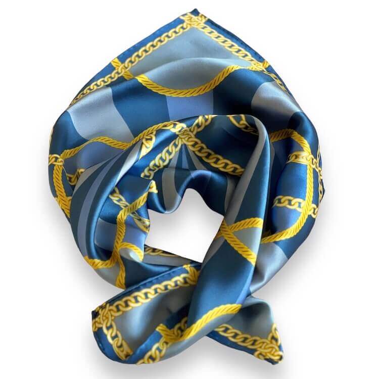 petit-foulard-en-soie-bleu-clair-et-dore-dern.jpg Petit foulard en soie bleu clair et doré | Dernières pièces -50 % - Petit foulard en soie bleu clair et doré avec motif chaînes - PSBoutique.ch - <p>&l...