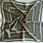 carre-de-soie-en-gris-chaud-avec-motif-chaines.jpg Carré de soie en gris chaud avec motif chaînes | Vente finale -50 % - Carré de soie en gris chaud avec motif chaînes - PSBoutique.ch - <p><strong>...