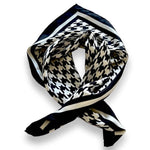 carre-de-soie-boutique-suisse-de-soie-derni.jpg Carré de soie - Boutique suisse de soie | Dernières pièces -50 % - Carré de soie noir et blanc à motif pied-de-poule - PSBoutique.ch - <p><strong>...