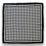 carre-de-soie-boutique-suisse-de-soie-derni.jpg Carré de soie - Boutique suisse de soie | Dernières pièces -50 % - Carré de soie noir et blanc à motif pied-de-poule - PSBoutique.ch - <p><strong>...