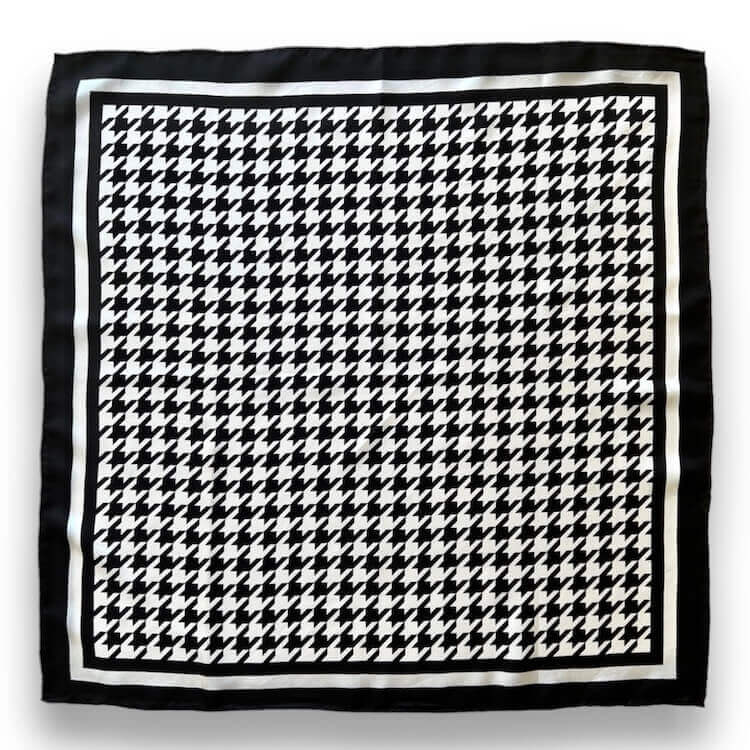 carre-de-soie-boutique-suisse-de-soie-derni.jpg Carré de soie - Boutique suisse de soie | Dernières pièces -50 % - Carré de soie noir et blanc à motif pied-de-poule - PSBoutique.ch - <p><strong>...