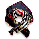 carre-de-soie-a-rayures-et-motifs-chaines-der.jpg Carré de soie à rayures et motifs chaînes | Dernières pièces -50 % - Carré de soie à rayures et motifs chaînes - PSBoutique.ch - <p><strong>Carré...