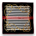 carre-de-soie-a-rayures-et-motifs-chaines-der.jpg Carré de soie à rayures et motifs chaînes | Dernières pièces -50 % - Carré de soie à rayures et motifs chaînes - PSBoutique.ch - <p><strong>Carré...