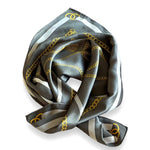 carre-de-soie-en-gris-chaud-avec-motif-chaines.jpg Carré de soie en gris chaud avec motif chaînes | Vente finale -50 % - Carré de soie en gris chaud avec motif chaînes - PSBoutique.ch - <p><strong>...