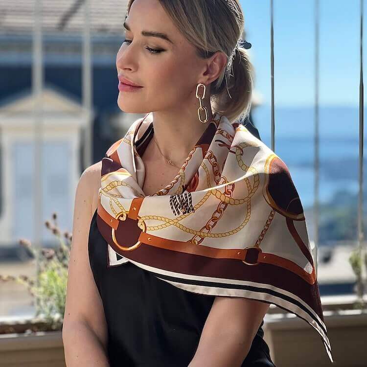 silk-scarf-hermes-style-pattern-final-sale.jpg Silk Scarf | Hermès Style Pattern | Final Sale -50% | Luxe & Timeless - Silk Scarf with Hermes style pattern - PSBoutique.ch - <p data-start="167...