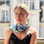 petit-foulard-en-soie-bleu-clair-et-dore-dern.jpg Petit foulard en soie bleu clair et doré | Dernières pièces -50 % - Petit foulard en soie bleu clair et doré avec motif chaînes - PSBoutique.ch - <p>&l...