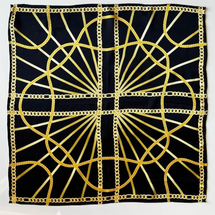 petit-foulard-en-soie-noir-et-dore-avec-motif-c.jpg Petit foulard en soie noir et doré motif chaînes | Vente finale -50 % - Petit foulard en soie noir et doré avec motif chaînes - PSBoutique.ch - <p><...