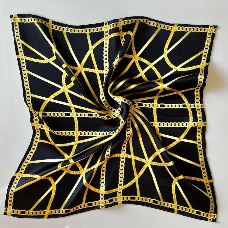 petit-foulard-en-soie-noir-et-dore-avec-motif-c.jpg Petit foulard en soie noir et doré motif chaînes | Vente finale -50 % - Petit foulard en soie noir et doré avec motif chaînes - PSBoutique.ch - <p><...