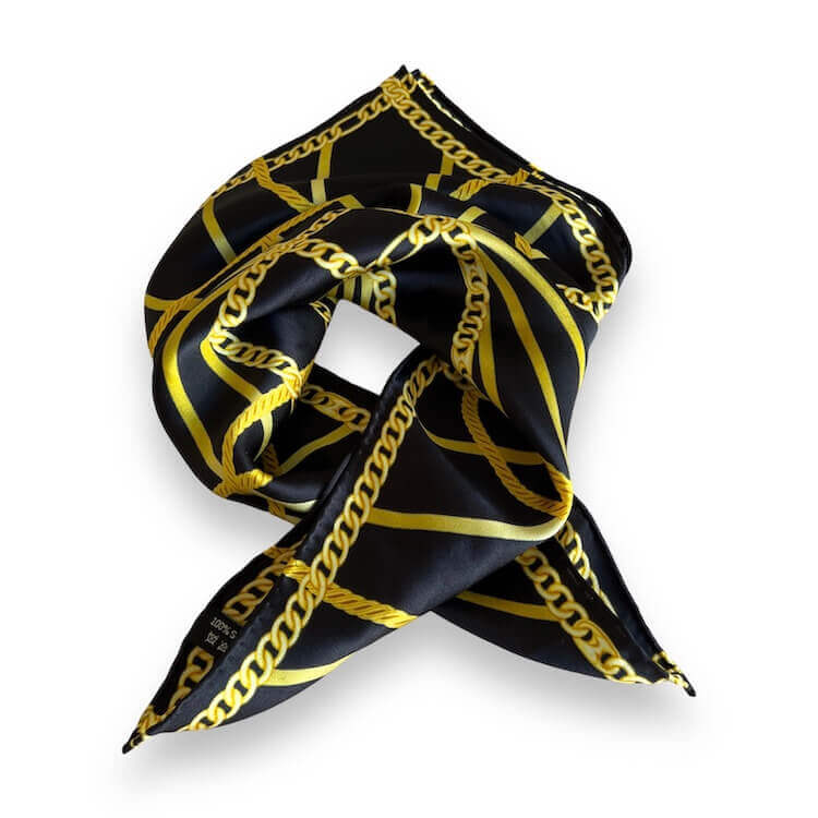 petit-foulard-en-soie-noir-et-dore-avec-motif-c.jpg Petit foulard en soie noir et doré motif chaînes | Vente finale -50 % - Petit foulard en soie noir et doré avec motif chaînes - PSBoutique.ch - <p><...