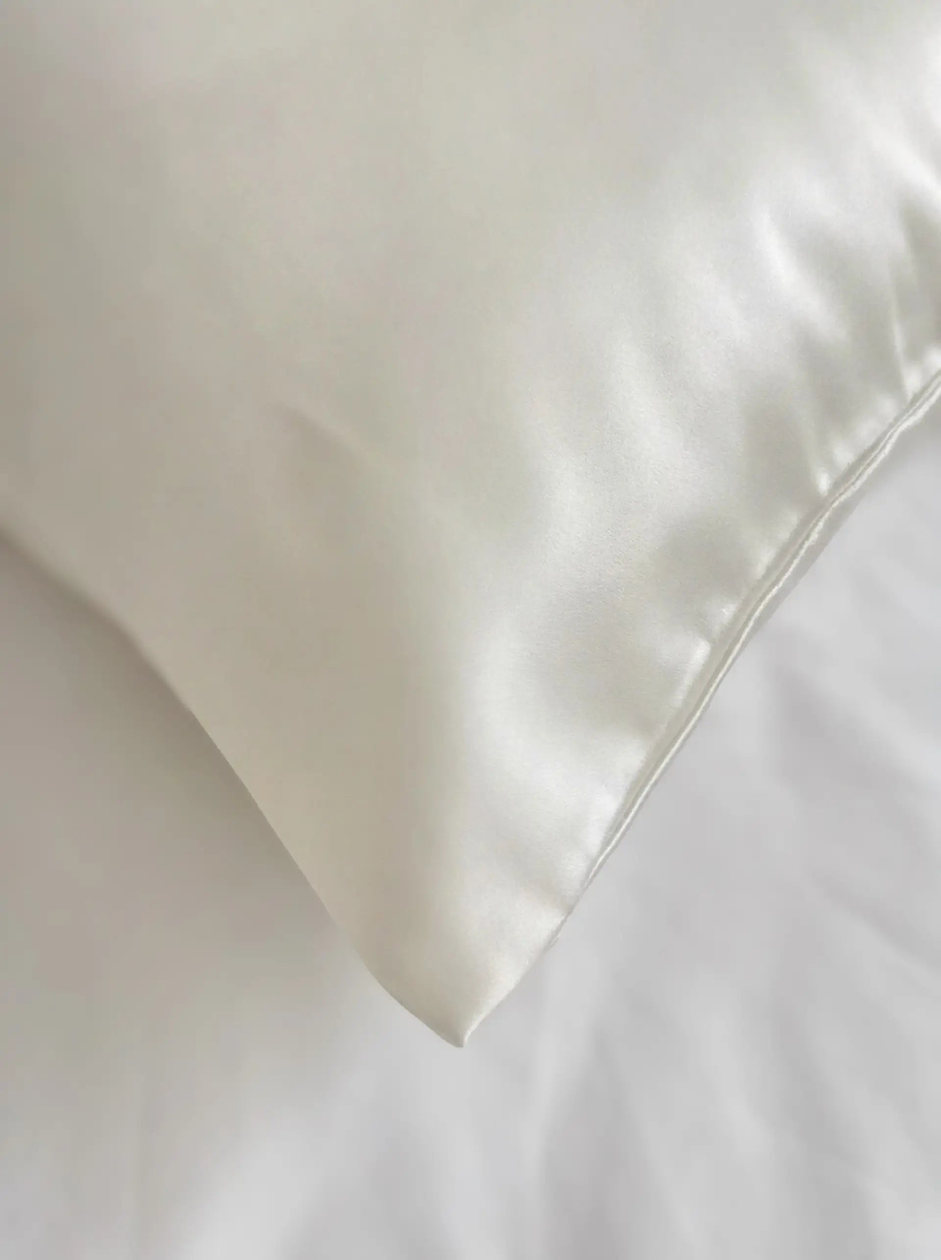 Mulberry Silk Pillowcase Set - Special Offer at PSBoutique Switzerland - 2 Silk Pillowcases Set (Ivory White) - PSBoutique.ch - <p data-end="509&quot...