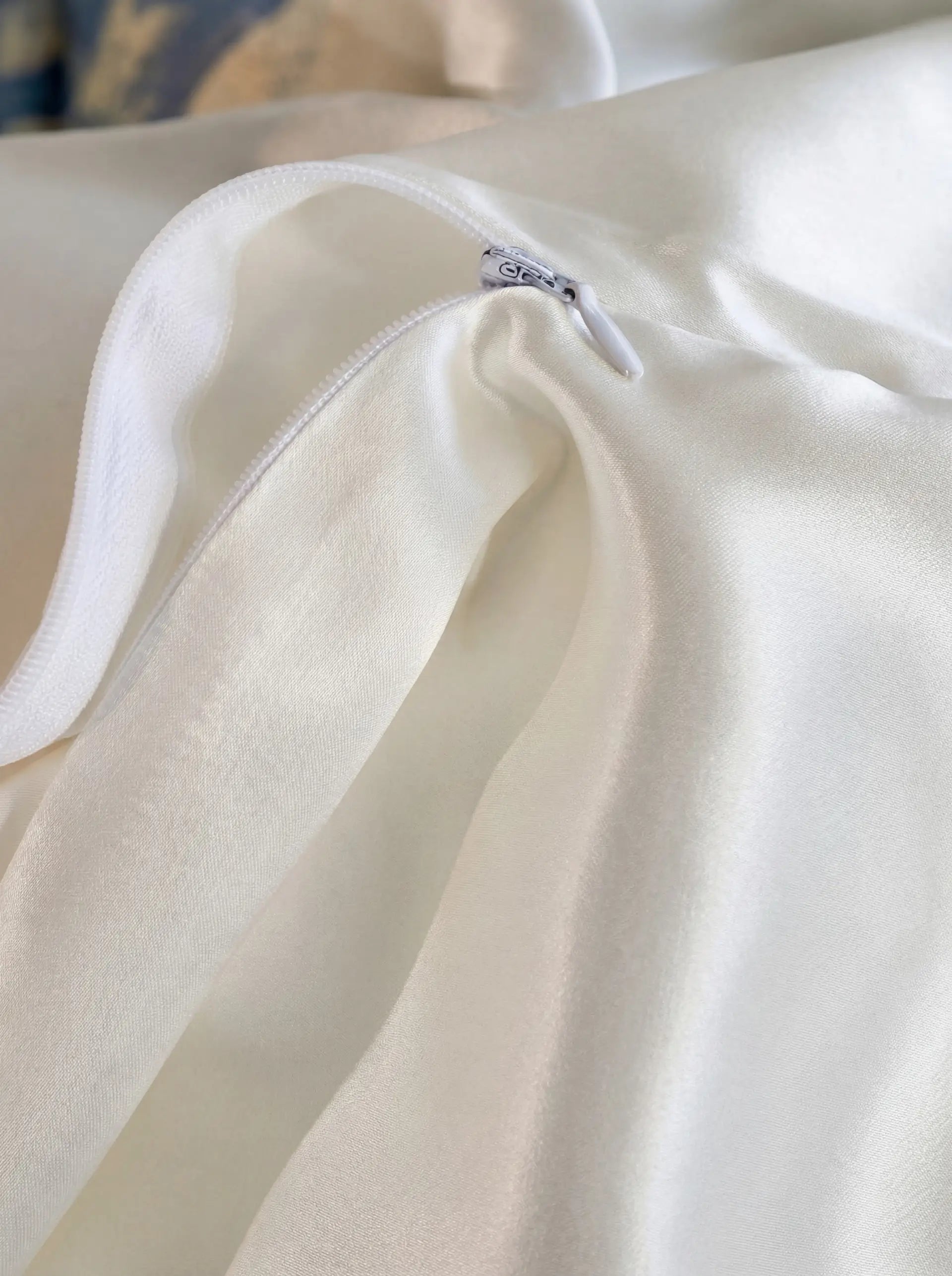 Mulberry Silk Pillowcase Set - Special Offer at PSBoutique Switzerland - 2 Silk Pillowcases Set (Ivory White) - PSBoutique.ch - <p data-end="509&quot...