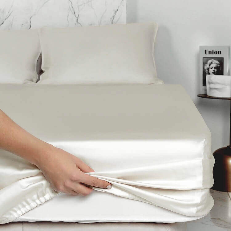 Silk fitted sheet White buy in Switzerland Pure Swiss Boutique