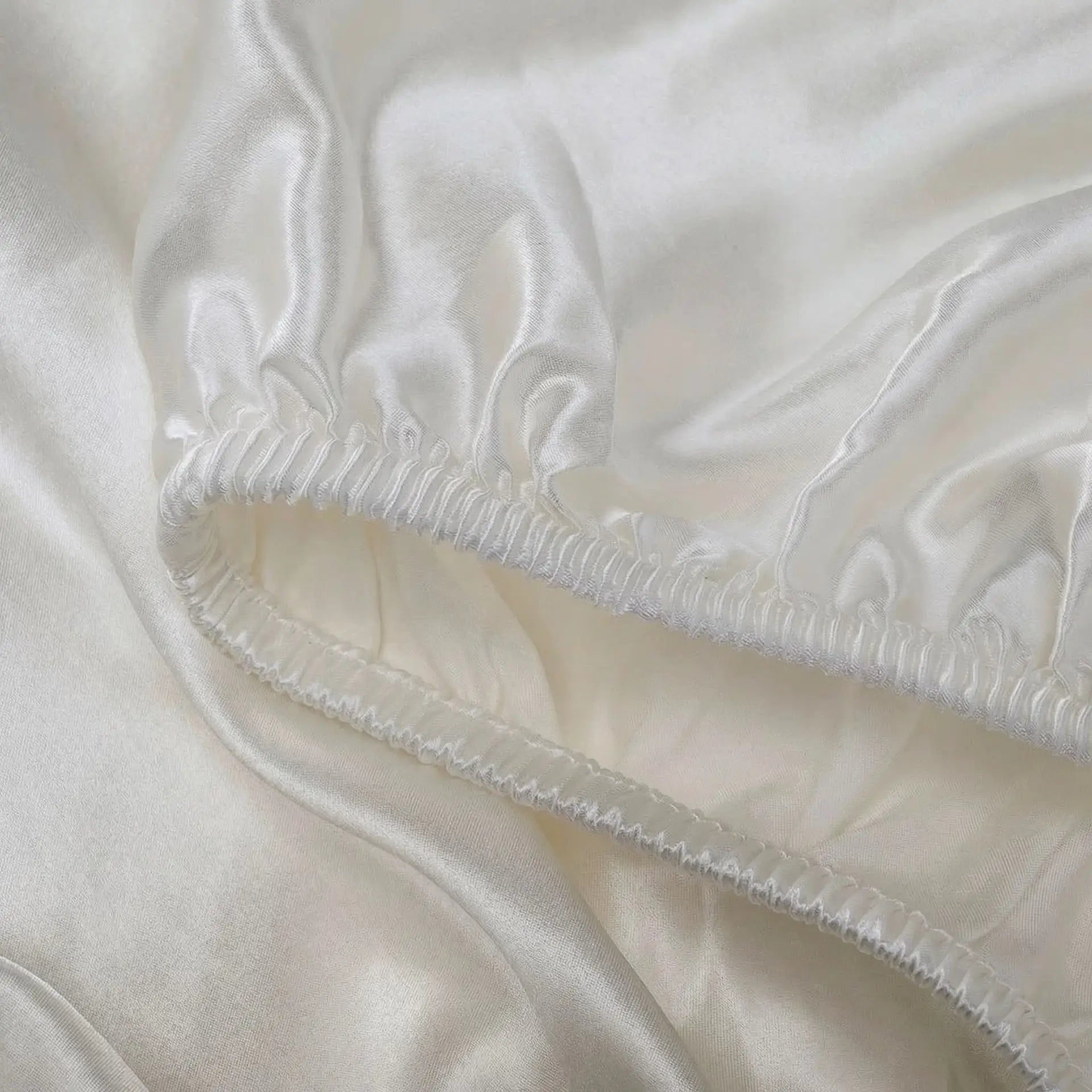 Seiden Spannbettlaken - Seidenbettwäsche im Angebot - Schweizer Shop - Seiden Spannbettlaken (Elfenbein Weiss) - PSBoutique.ch - <p><meta charset=&q...