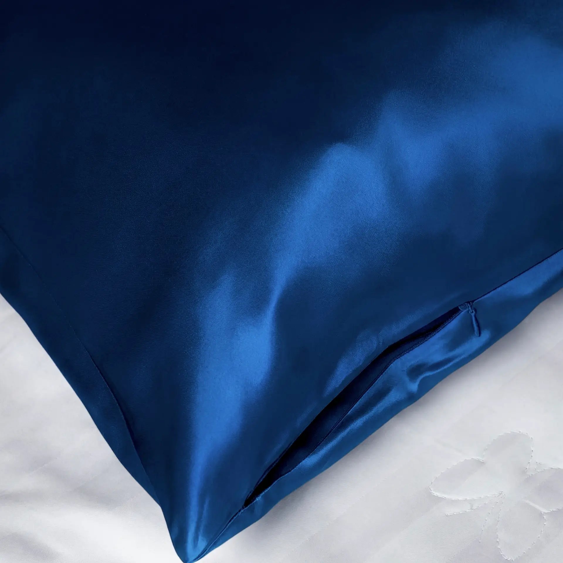 Silk Pillow case - Breathable &amp; Gentle on Skin | Swiss Silk Boutique - Silk Pillowcase (Blue) - PSBoutique.ch - <p>Add a touch of elegance to your ...