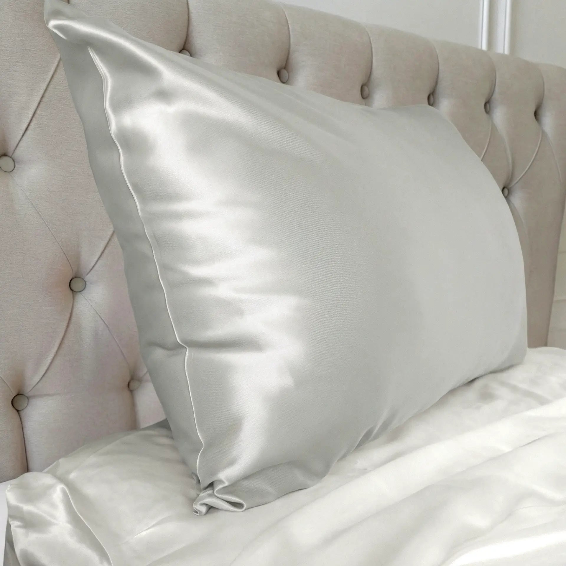 Silk Pillow Cover % Sale - Benefits for Hair and Skin - Swiss Shop - Silk Pillowcase (Silver) - PSBoutique.ch - <p>Enhance your beauty sleep with our &...
