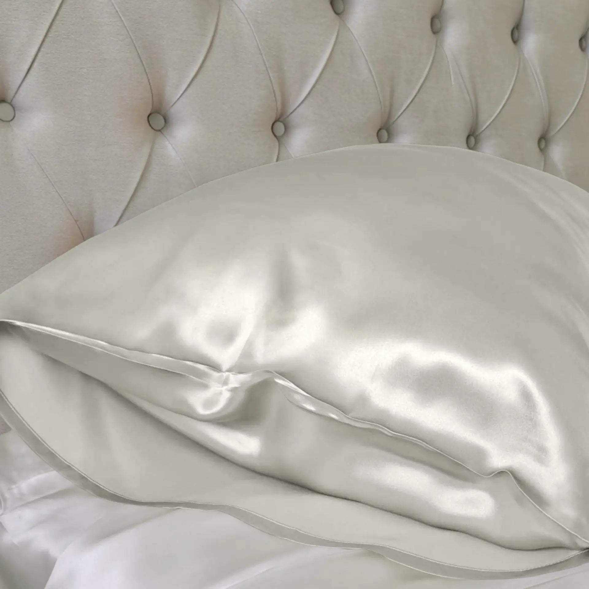 Silk Pillow Cover % Sale - Benefits for Hair and Skin - Swiss Shop - Silk Pillowcase (Silver) - PSBoutique.ch - <p>Enhance your beauty sleep with our &...