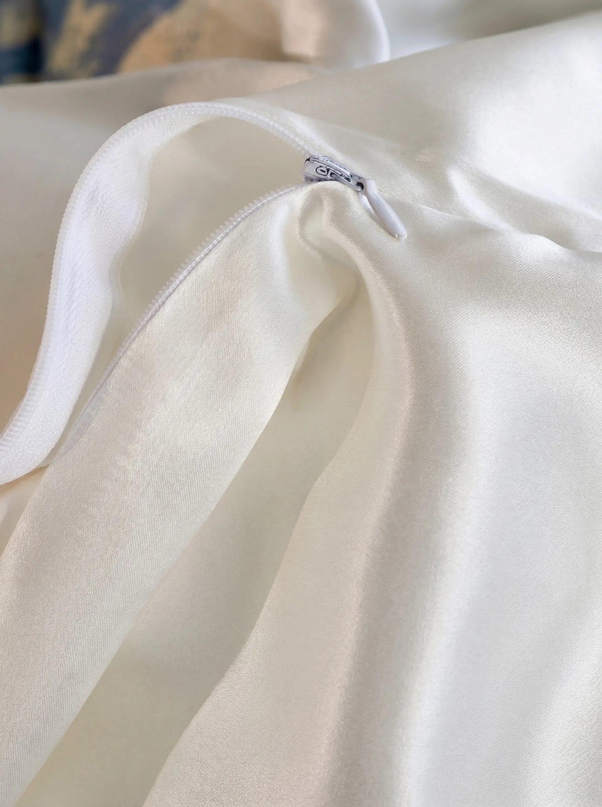 Mulberry Silk Pillowcase Set - Special Offer at PSBoutique Switzerland - 2 Silk Pillowcases Set (Ivory White) - PSBoutique.ch - <p data-end="509&quot...