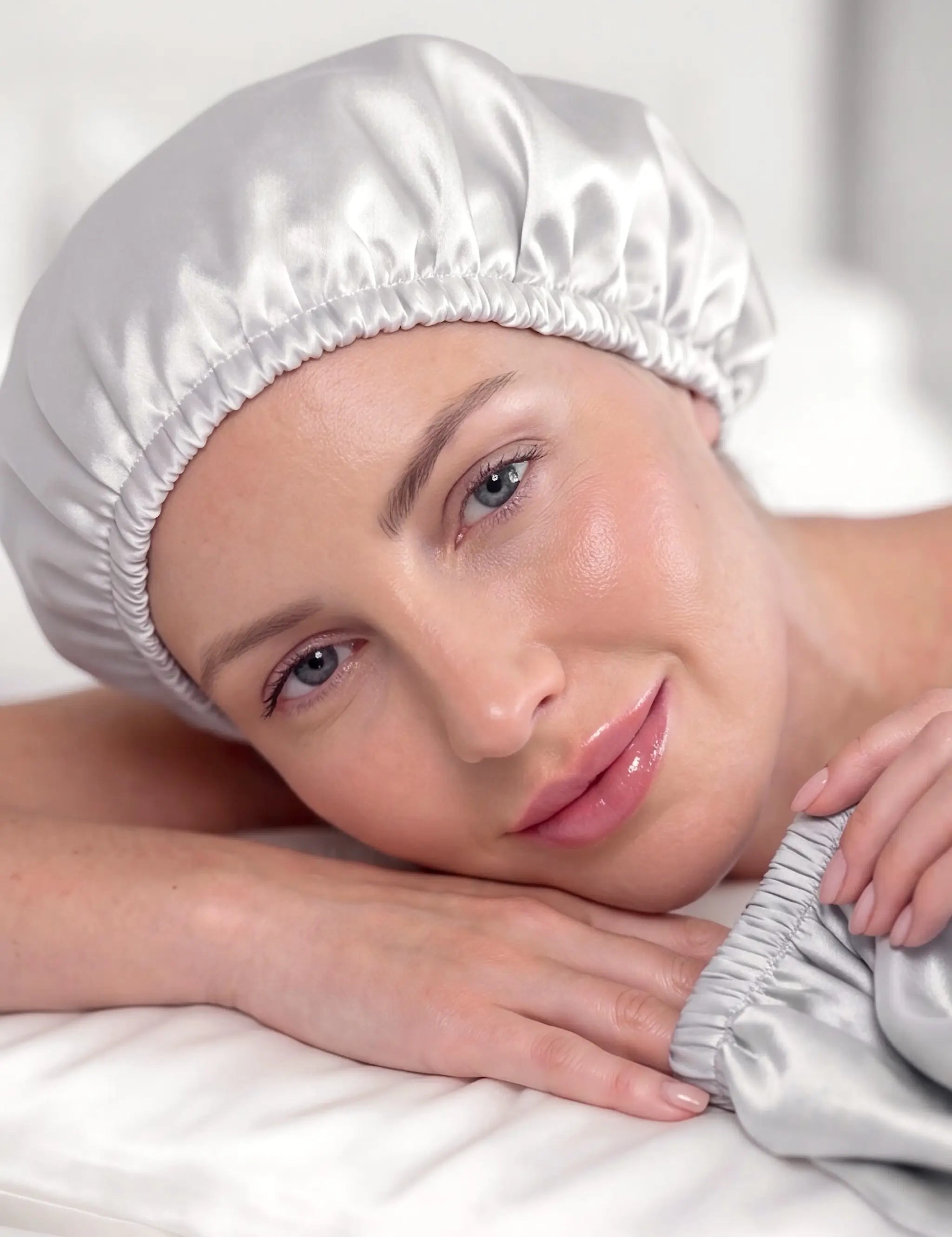 Bonnet en soie (Argent)